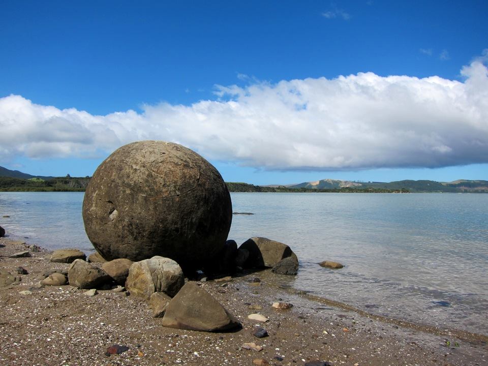 Koutu Boulders vs Moeraki Boulders: Which Boulder Beach Should You See?